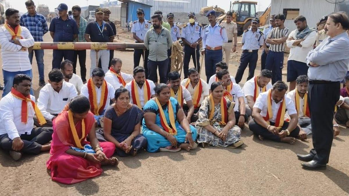 Sugar factory accident: KKS members demand compensation to kin of deceased workers; stage protest