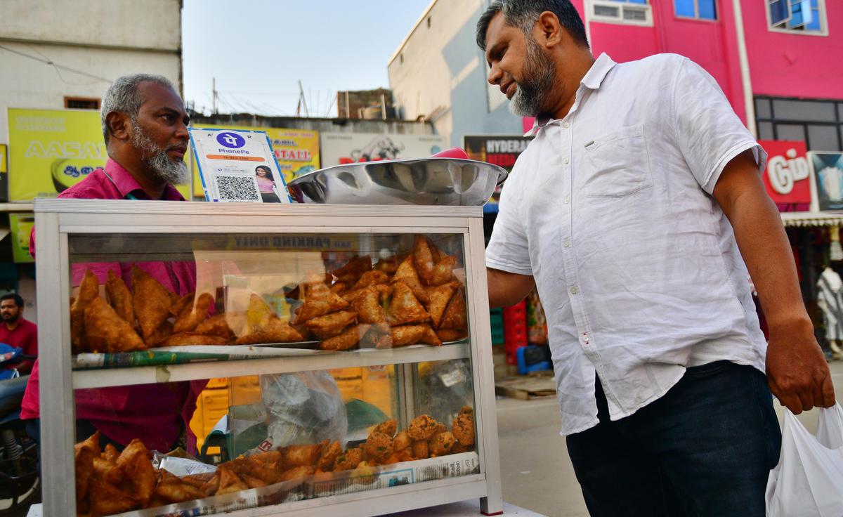 A stall selling Iftar dishes like Masala Vada, Bonda and Aloo Samosa