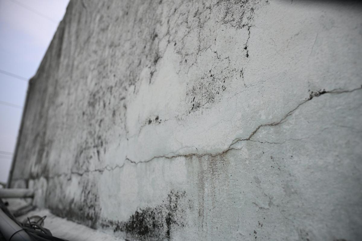 Cracks and bulging seen on the overhead water tank at the P&T Apartment complex in Mundamveli, Kochi.  (File)