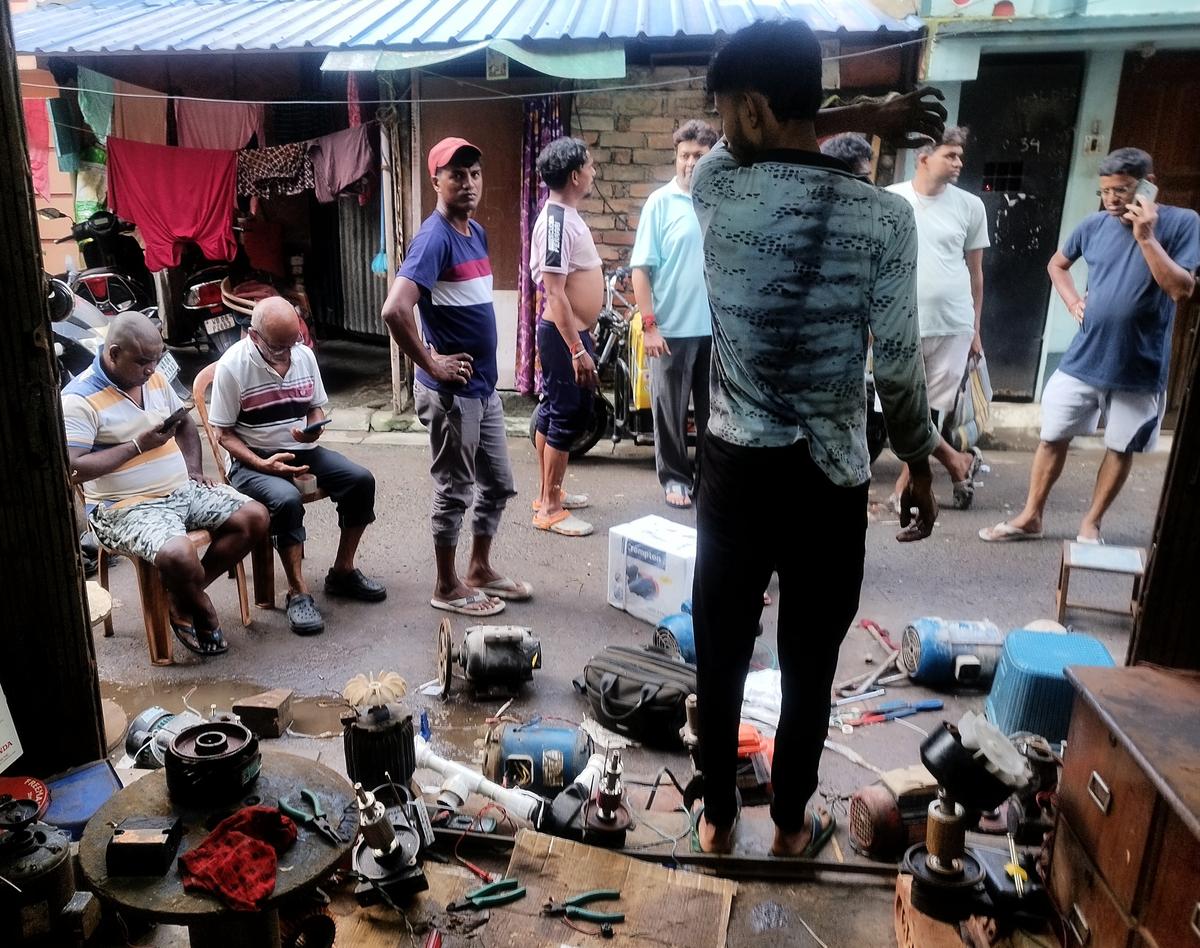 Residents in south Kolkata flocked to pump repairing shops in huge numbers a day after heavy rains flooded the city, damaged their water pumps and led to an acute water crisis.