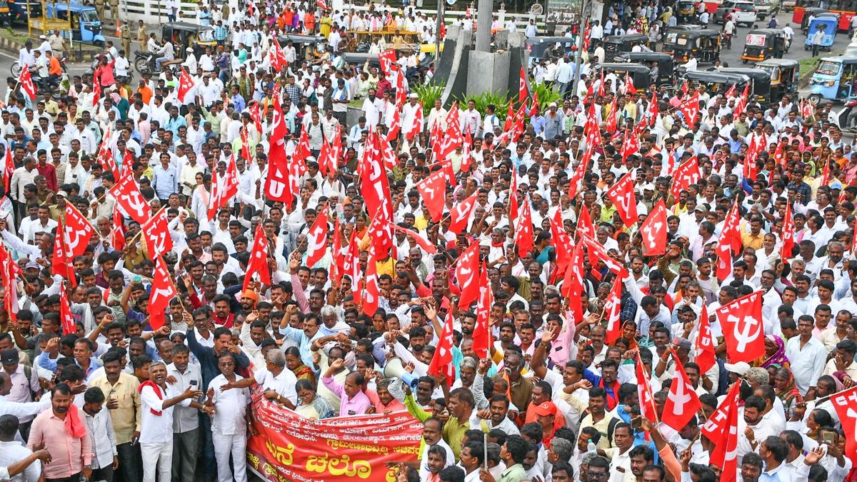 In a show of strength, gram panchayat staff warn Karnataka government of laying siege to Vidhana Soudha in Bengaluru