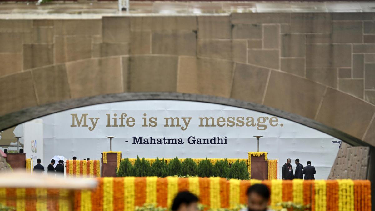 G-20 leaders arrive at Rajghat to pay homage to Mahatma Gandhi