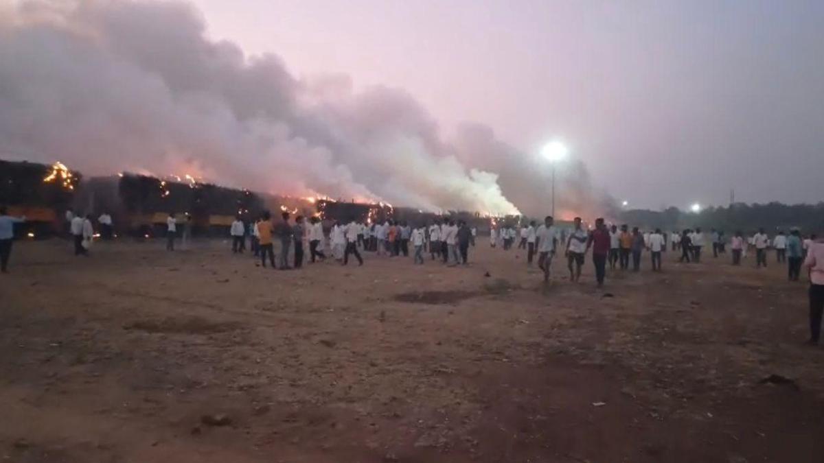 Miscreants set fire to sugarcane tractors in Bagalkot amid farmers’ protest