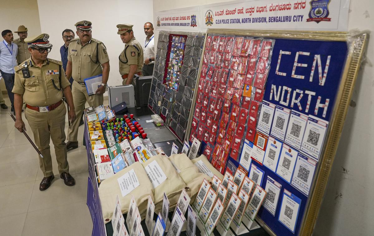 El comisionado de policía de la ciudad, B. Dayananda, inspecciona los artículos incautados en una conferencia de prensa en Bengaluru el martes. El comisionado de policía de la ciudad, B. Dayananda, inspecciona los artículos incautados en una conferencia de prensa en Bengaluru el martes.