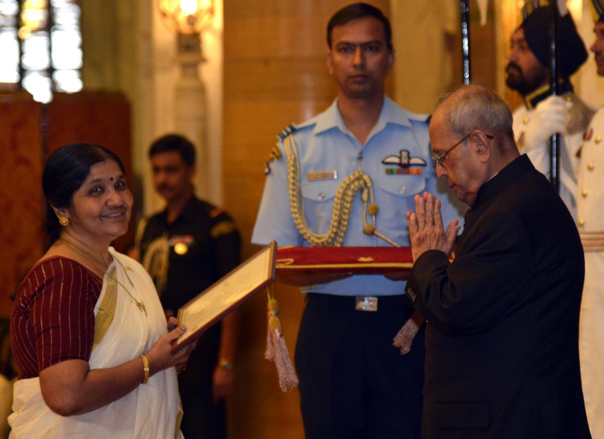 Radhika Varma collects the Nari Shakti Puraskar 2016 from the former President the late Pranab Mukherjee at the Durbar Hall of Rashtrapati Bhawan, New Delhi 