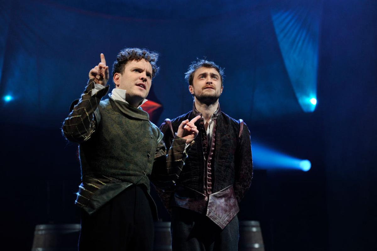 डेविड लेवॉक्स द्वारा निर्देशित, रोसेंक्रांत्ज़ और गिल्डनस्टर्न आर डेड में जोशुआ मैकगायर और डैनियल रैडक्लिफ, लंदन, 2017।