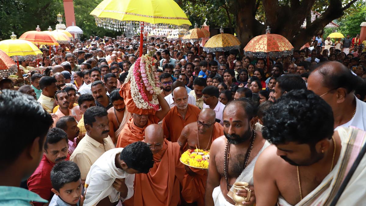 Kerala’s Hindu organisations divided over men wearing shirts in temples