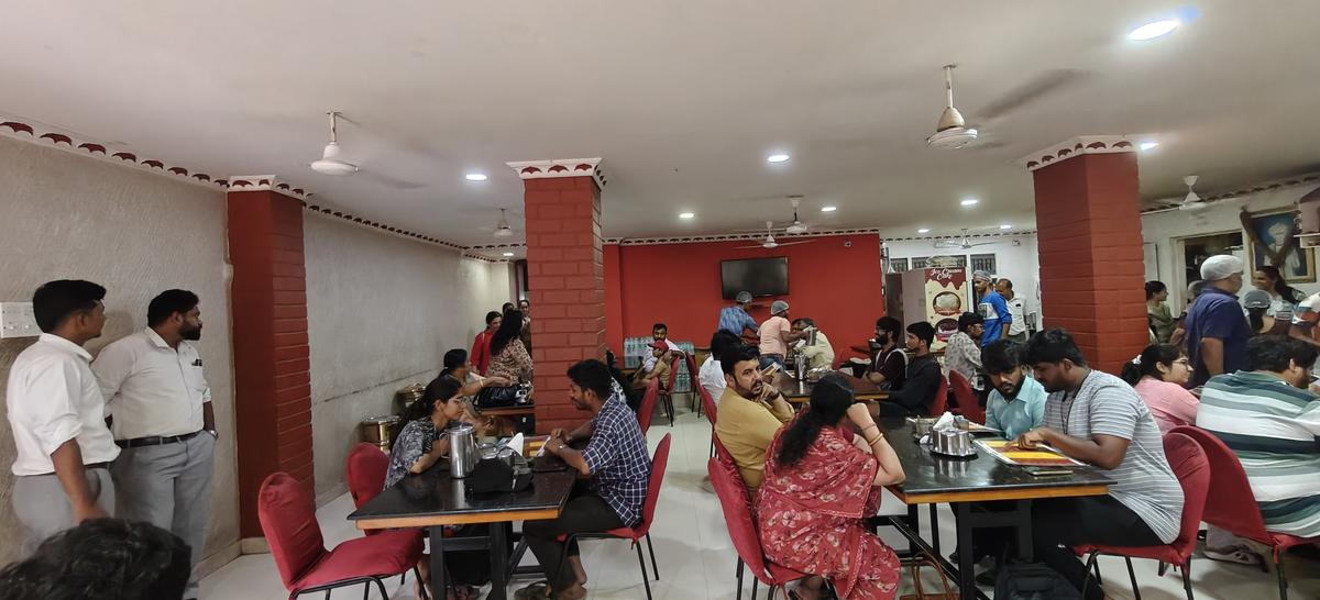 एक पैक हॉल ड्रम लंच है। OnePlus #fremesephinda शॉट एक पैक हॉल ड्रम लंच है। OnePlus #fremesephinda शॉट
