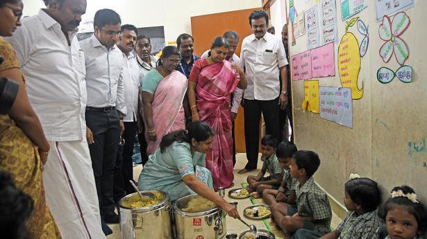 Breakfast scheme launched in southern districts; common kitchens established for preparing food