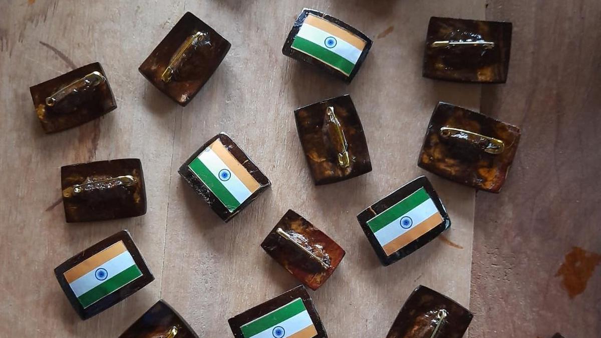 Try these coconut shell tricolour badges this Independence Day