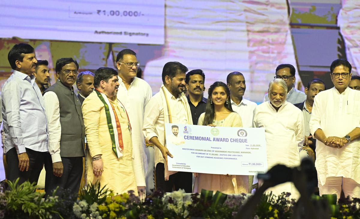 O ministro-chefe A.Revanth Reddy entrega um cheque aos melhores no programa inaugural da Semana da Educação sob Praja Palana-Pragathi Pranalika no LB Stadium, Hyderabad, na segunda-feira. Também foram vistos os ministros Ponguleti Srinivas Reddy, Vivek Venkatswamy, Ponnam Prabhakar, Mohammad Azharuddin, D. Sridhar Babu e o conselheiro do governo Keshava Rao.