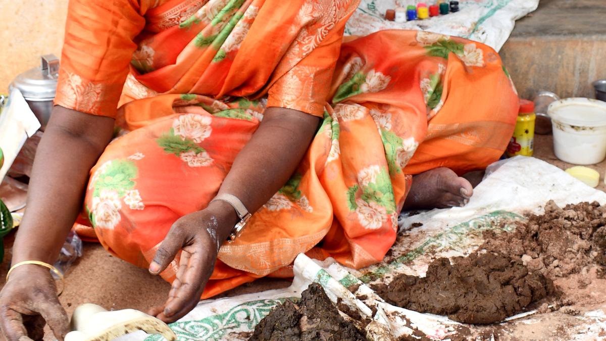 Eco-friendly Vinayaka idols near Nilakottai are made of cow dung