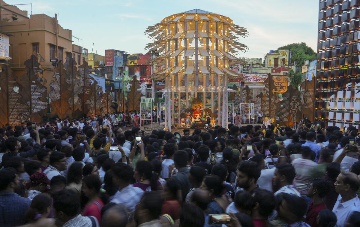 Cilvēki, kas apmeklēja Kashi Bose Lane pandāla tematiku “Pakdondi” Kolkatā, svētdien, 2025. gada 28. septembrī. 
