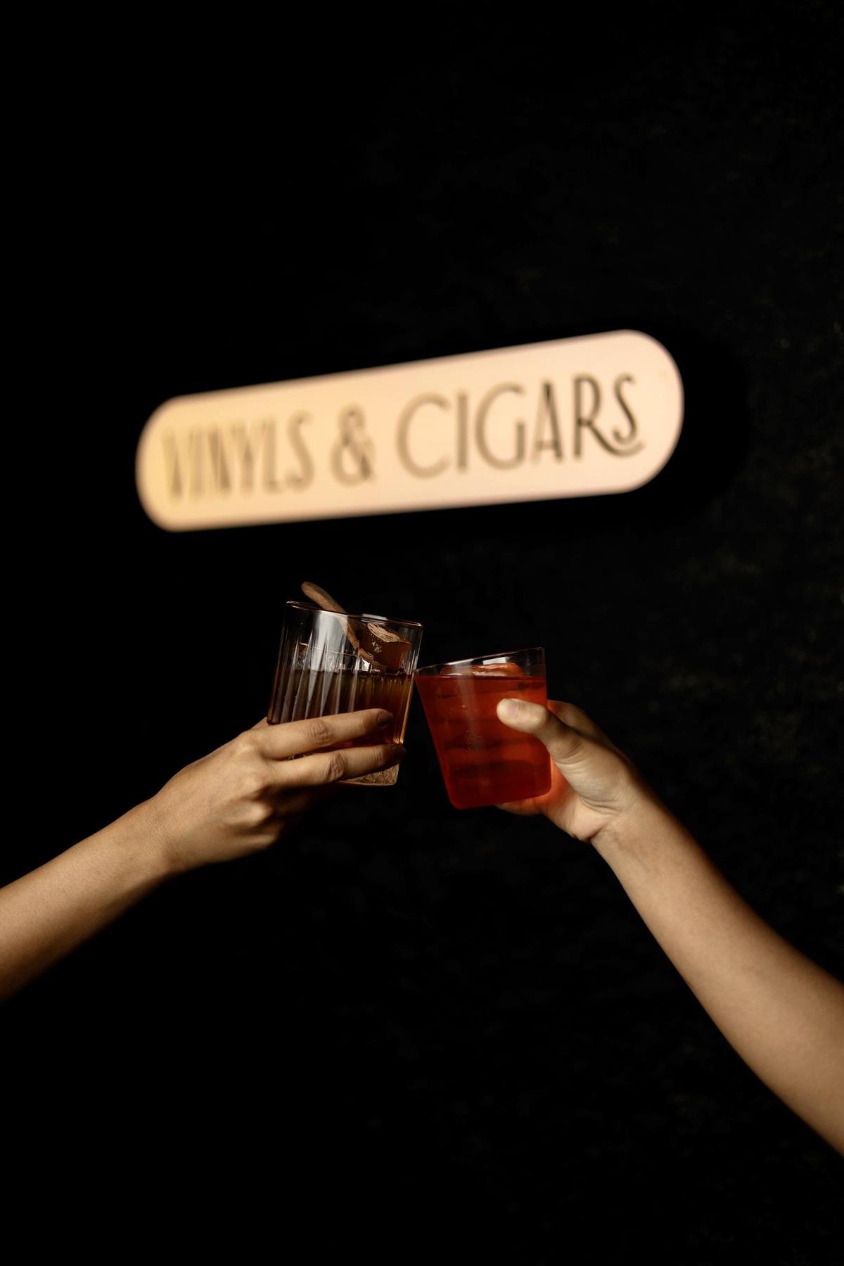 ड्रिंक्स एट समव्हेयर नोव्हेयर