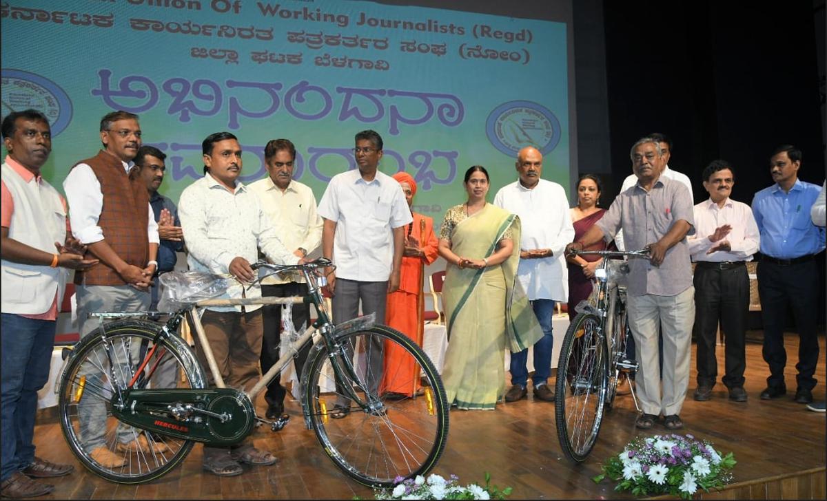 Ministers Satish Jarkiholi and Laxmi Hebbalkar gave away bicycles to newspaper hawkers during the felicitation programme of Chief Minister’s Media Advisor K.V. Prabhakar in Belagavi on Saturday.  