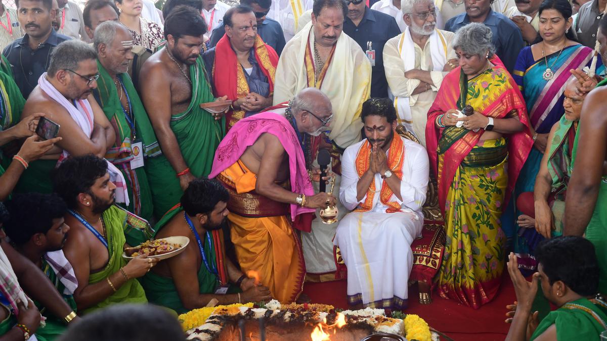 Andhra Pradesh CM participates in ‘Poornahuti’ of Mahalakshmi Yagnam 