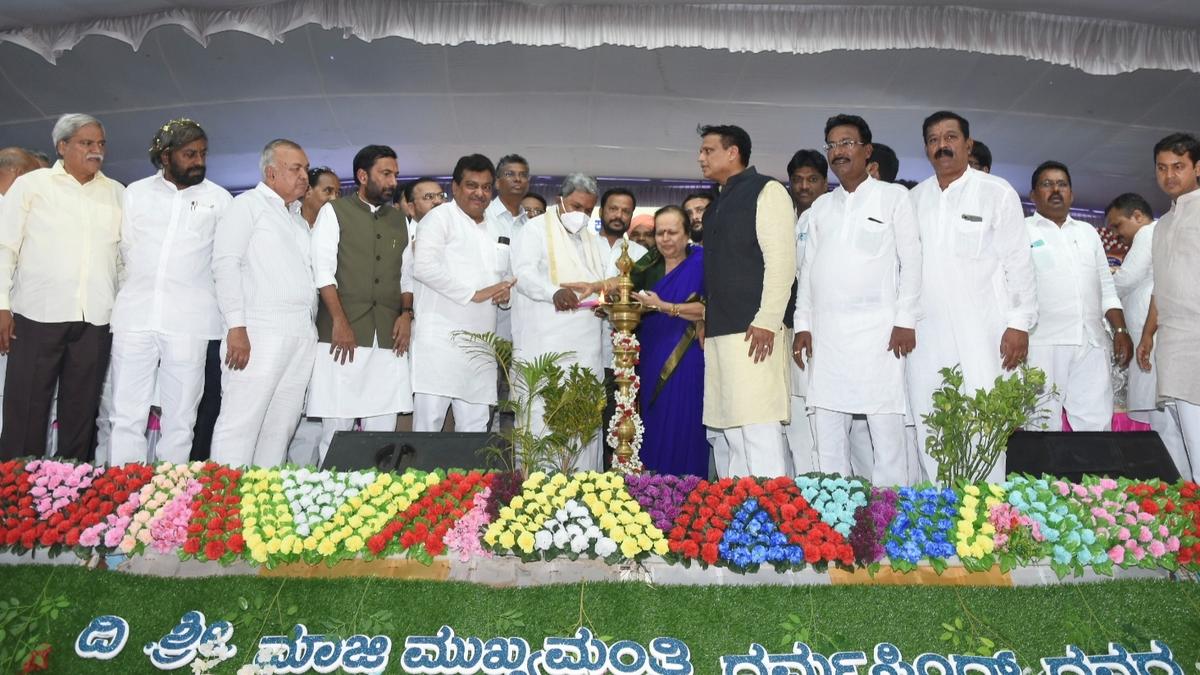 Siddaramaiah praises Dharam Singh’s kin for building community hall