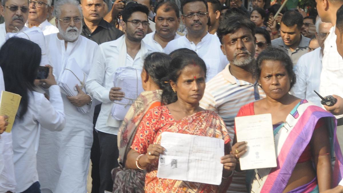 Trinamool calls off MGNREGS protests at Raj Bhawan after Governor&rsquo;s assurance