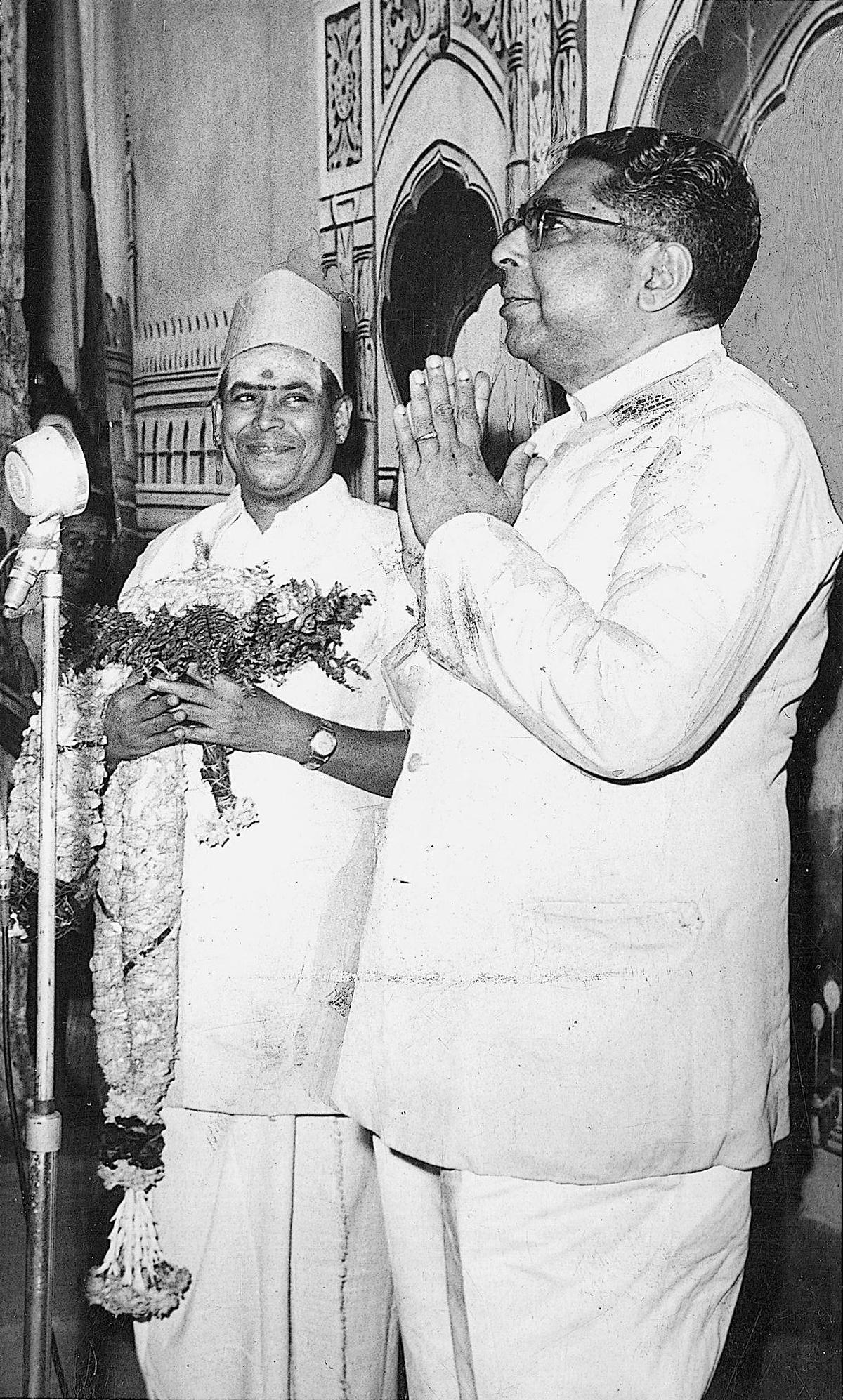 नवाब राजमणिकम (एल) तत्कालीन मुख्य न्यायाधीश पीवी राजमन्नर के साथ नाटक के मंचन के दौरान।
