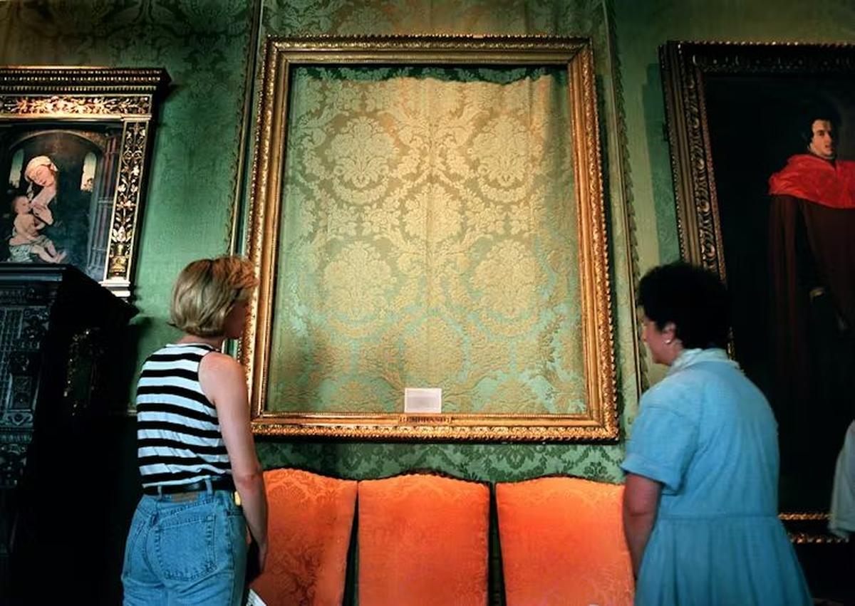 Two visitors to the Gardner Museum, Boston, observe where a Rembrandt painting used to hang, before it was stolen. Photo courtesy: John Tlumacki/The Boston Globe via Getty Images/The Conversation Two visitors to the Gardner Museum, Boston, observe where a Rembrandt painting used to hang, before it was stolen. Photo courtesy: John Tlumacki/The Boston Globe via Getty Images/The Conversation