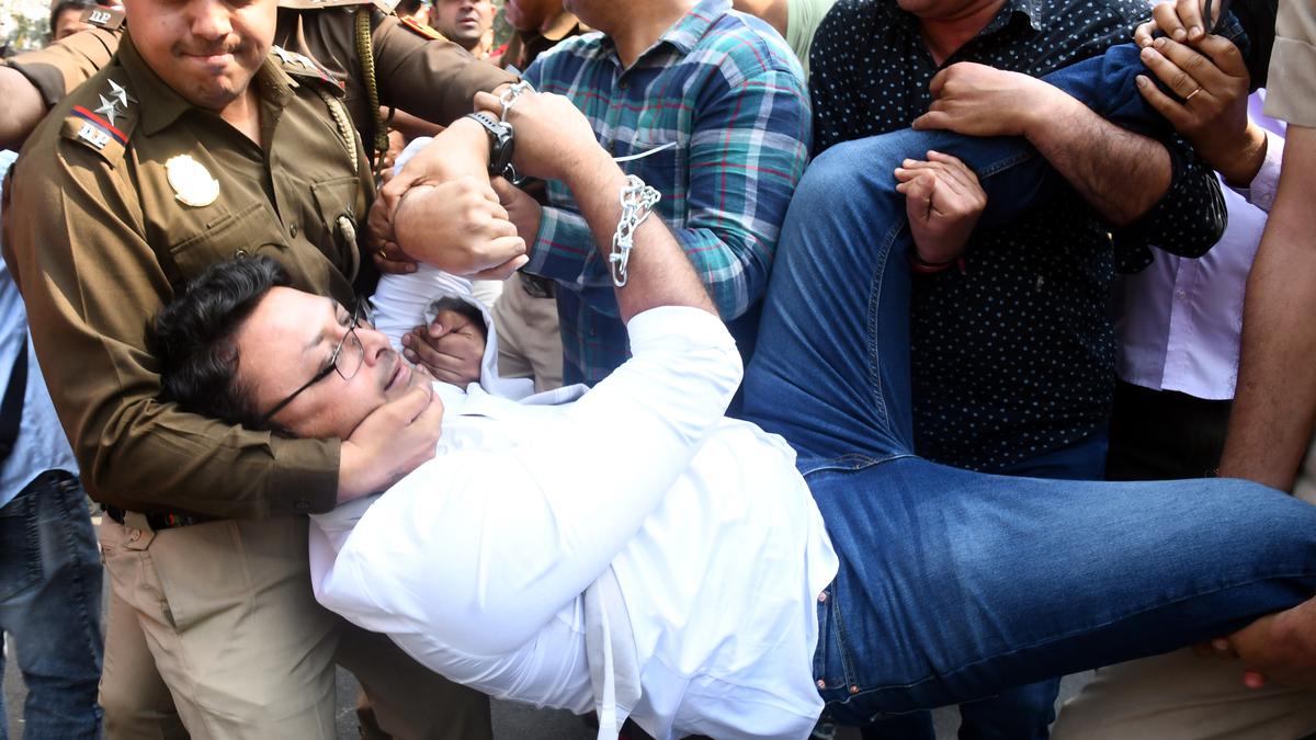 Delhi Police enters AAP headquarters, detain workers
