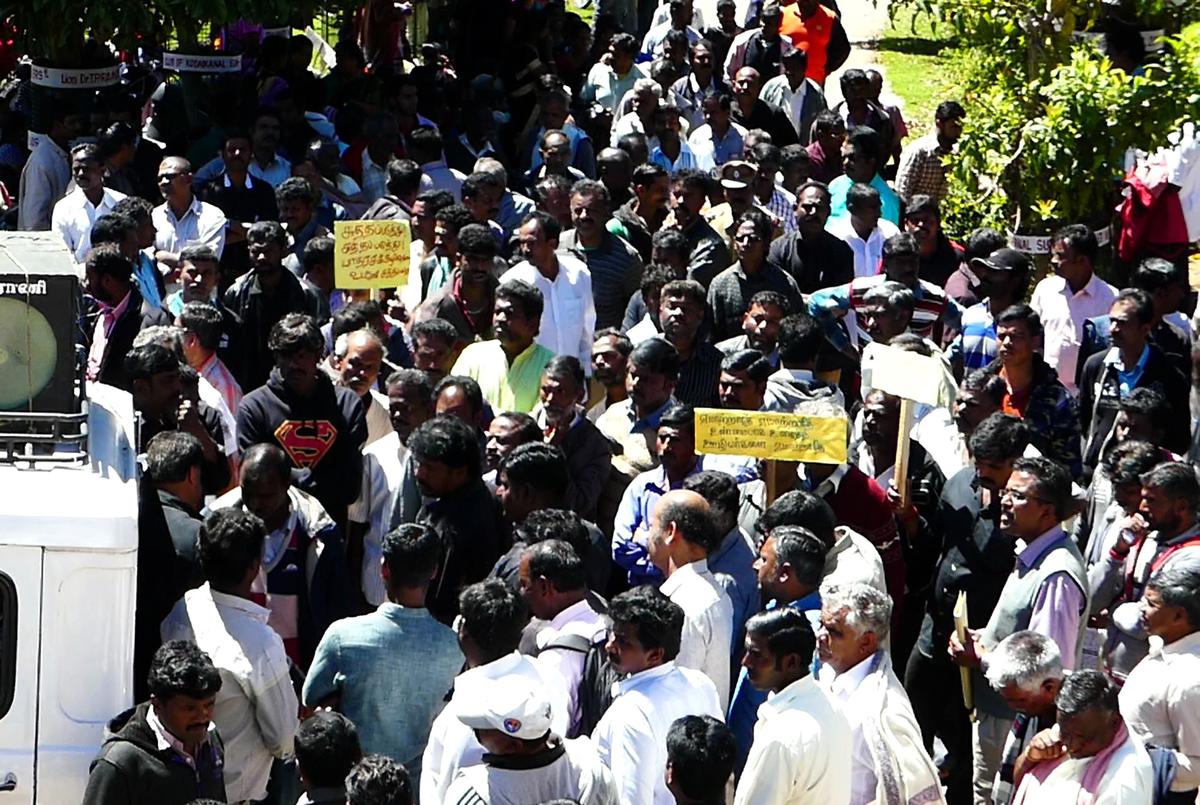 Termometer fabriksarbejdere iscenesætter en protest i Kodaikanal, der kræver fjernelse af kviksølvaffald fra fabriksområdet og kompensation til fabriksarbejderne.