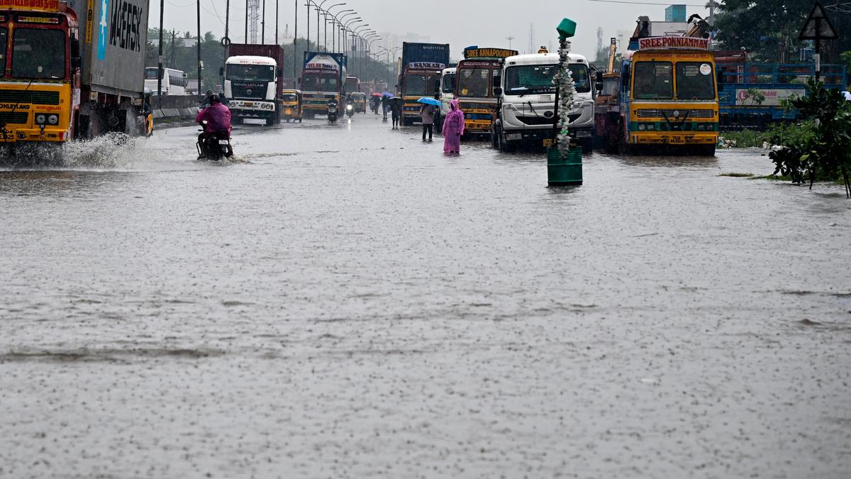 उत्तरी तमिलनाडु में तबाही मचाने के बाद, चक्रवात दितवाह के अवशेष अंतर्देशीय की ओर बहते हैं; शहर में आज हल्की बारिश होगी