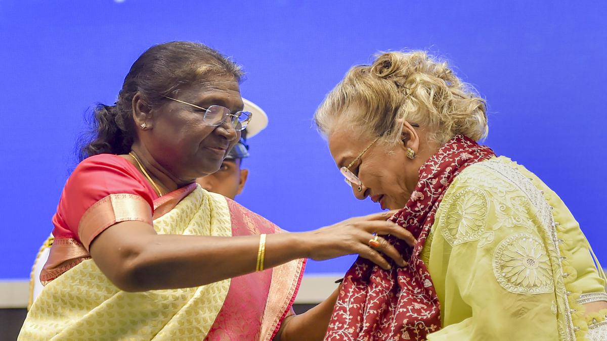 Asha Parekh receives Dada Saheb Phalke award