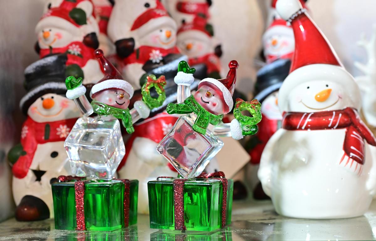 एग्मोर में रावेज़ एवरग्रीन में क्रिसमस की सजावट।