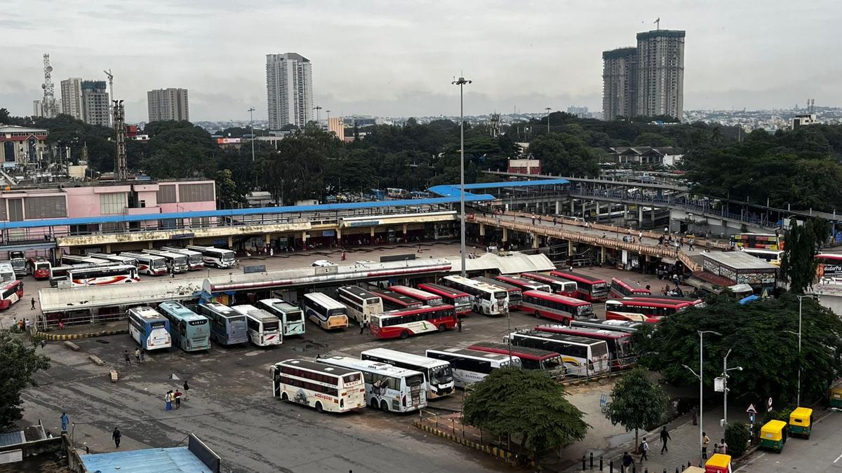   Autobusi palika novietoti novietoti noliktavos, un tikai daži bija redzami skriešanai, jo daži darbinieki izvēlējās nepiedalīties streikā. 
