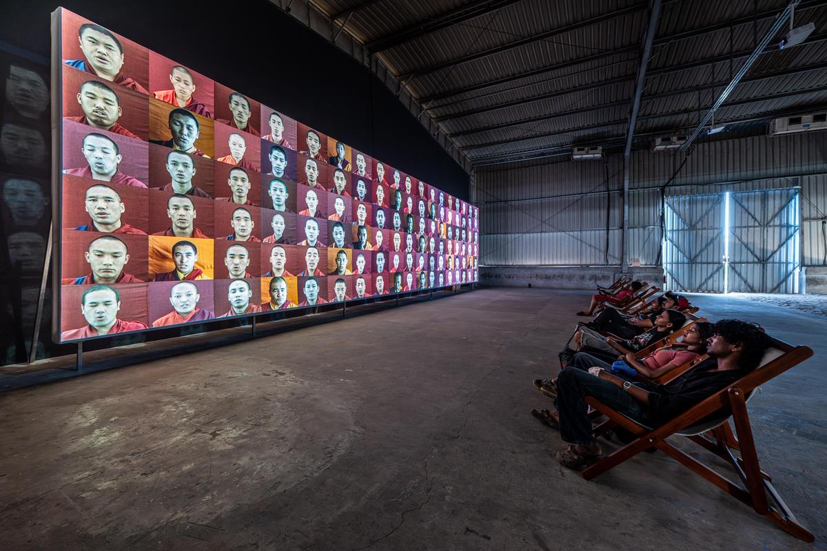 Waterfall di Marina Abramović, un'installazione video coinvolgente e multicanale con 108 monaci e monache tibetani che cantano, all'Island Warehouse