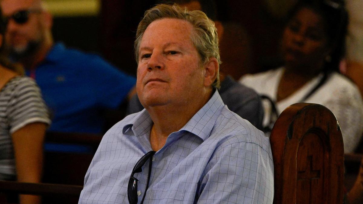 Washington scolds Cuba after crowds heckle U.S. diplomat