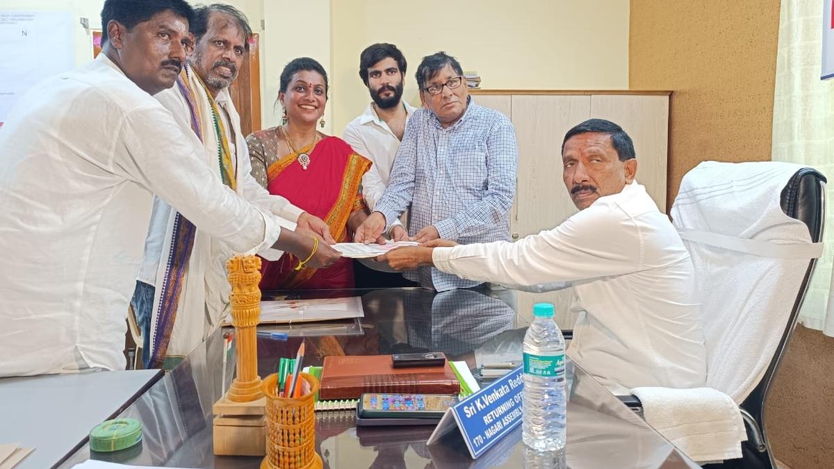 YSRCP leaders give cold shoulder to Roja