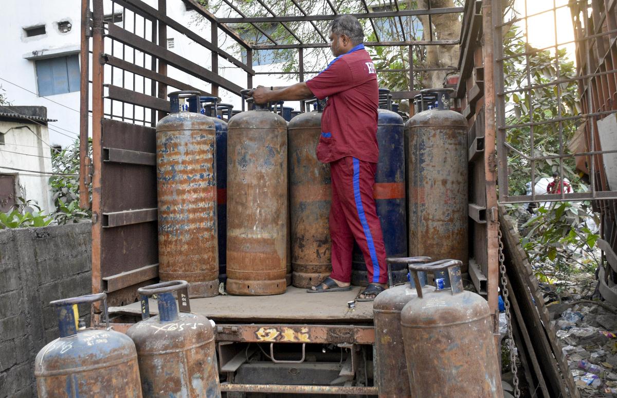 thehindu.com - The Hindu Bureau - Odisha hotel and restaurant association flags LPG cylinder shortage issue