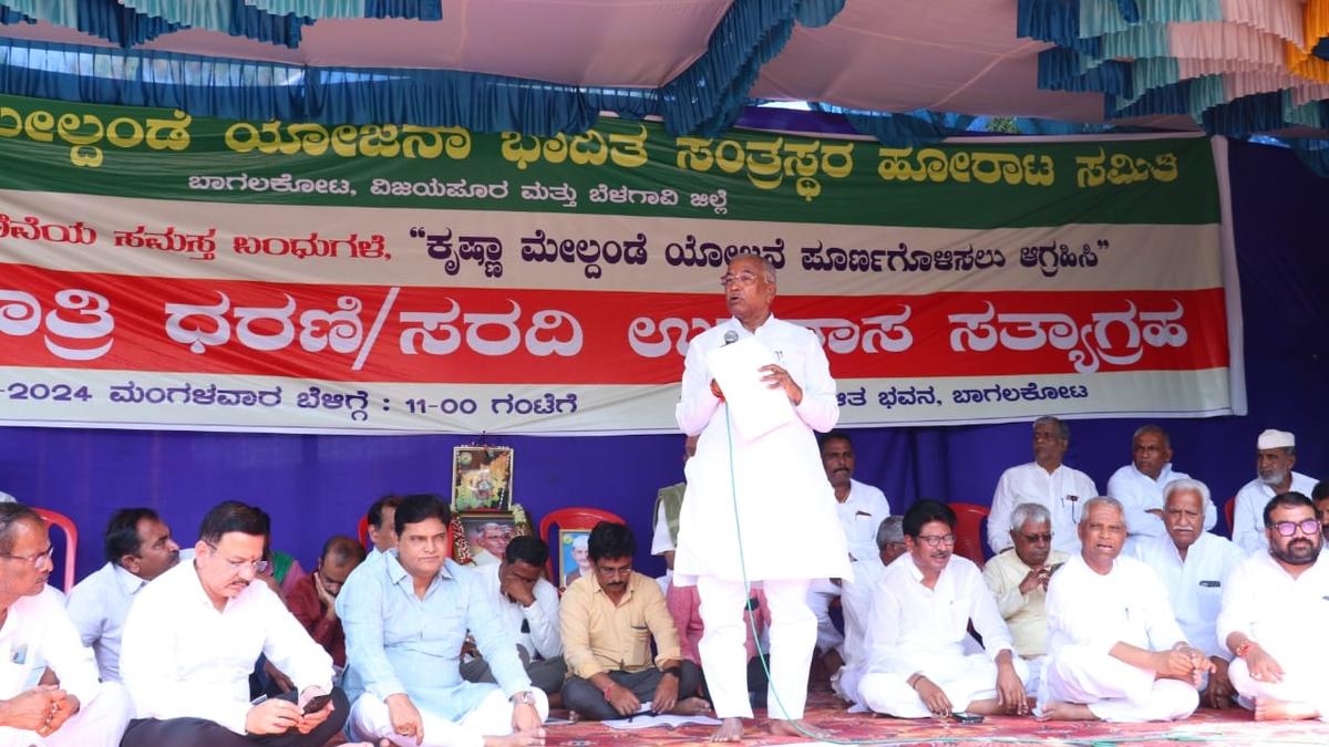 Bagalkot farmers protest gets support of leaders from both the Congress and BJP