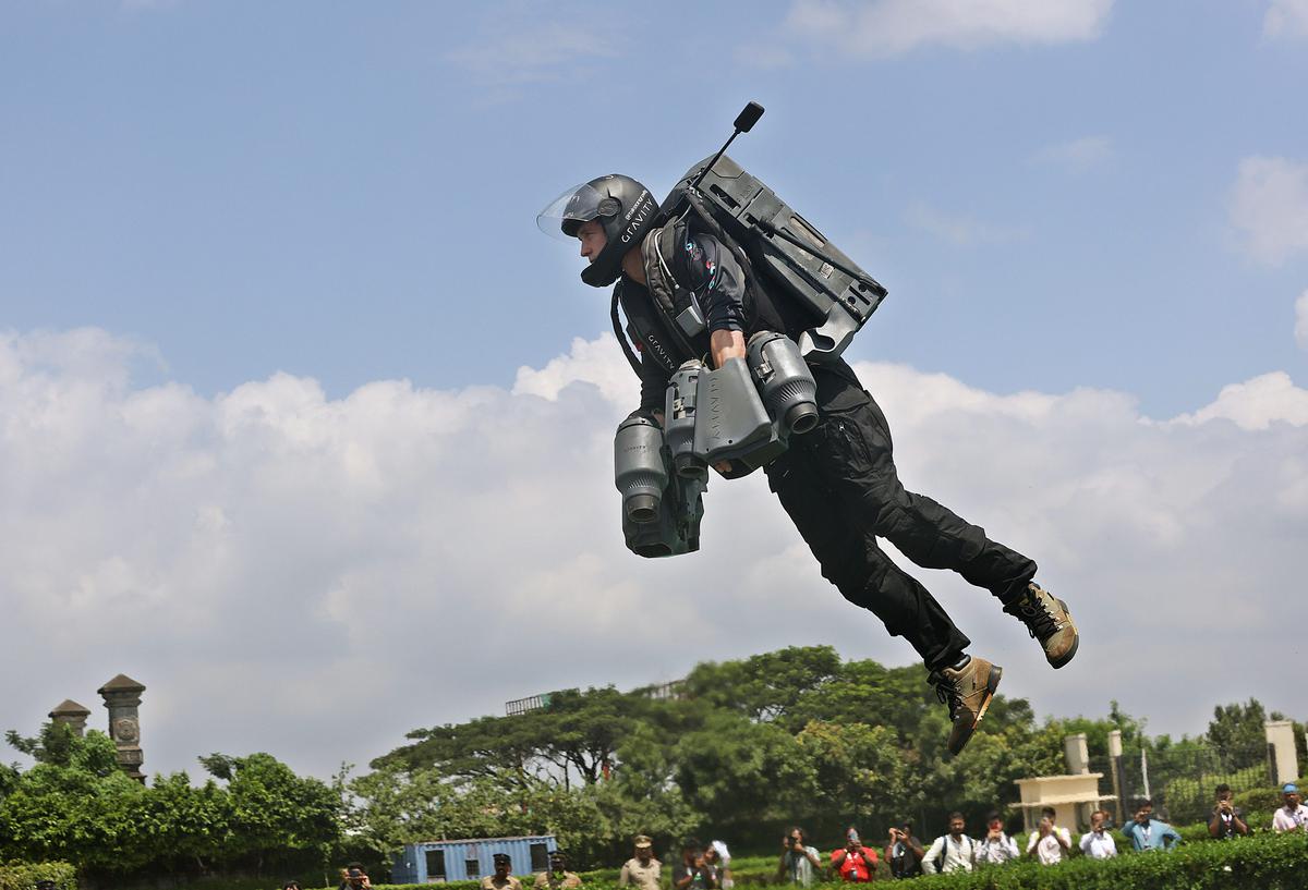 Dubai Police perform a gravity defying jetpack show 