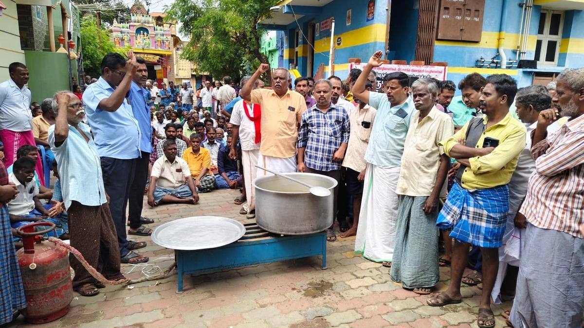 Powerloom workers stage demonstration in Sankarankoil, demanding wage hike