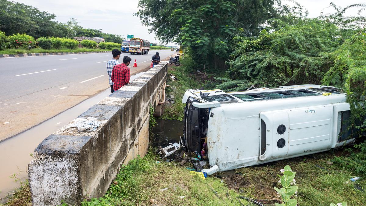 Minibus hits culvert near Ongole, one dead