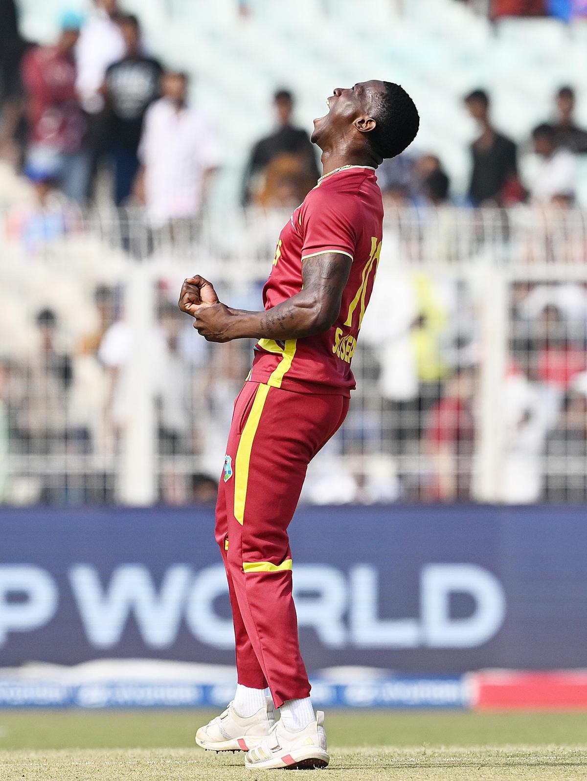 गुरुवार, 19 फरवरी, 2026 को कोलकाता के ईडन गार्डन में पुरुष टी20 विश्व कप में इटली के खिलाफ चार विकेट लेने के बाद जश्न मनाते वेस्टइंडीज के शमर जोसेफ। 