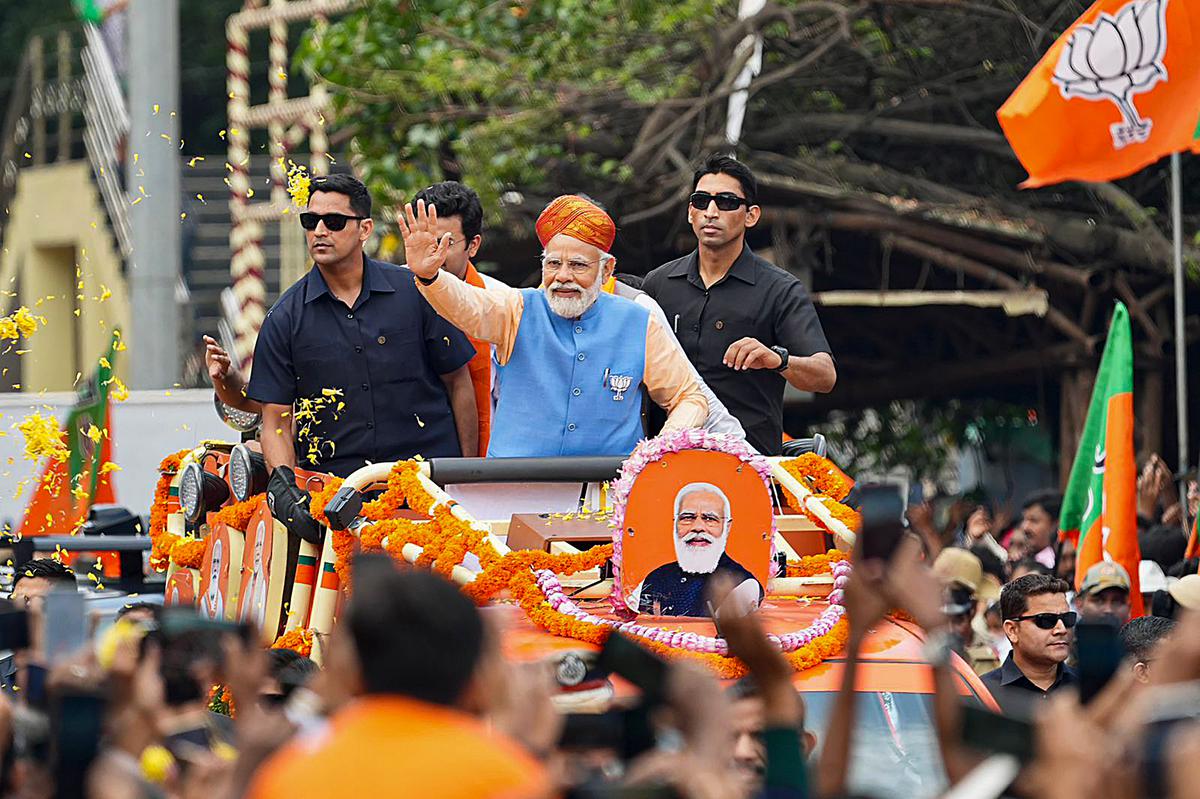 Modi kicks off roadshow in Bengaluru, BJP estimates 10 lakh people came to  greet PM - The Hindu