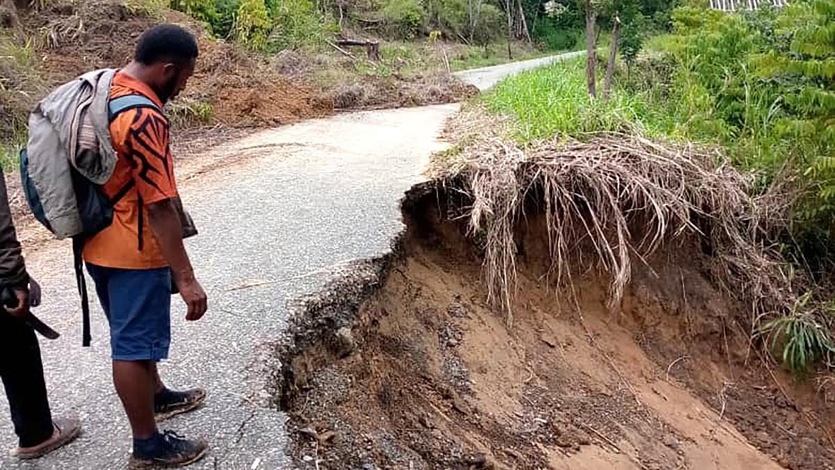 6.9 magnitude earthquake shakes Papua New Guinea;  Five killed and 1,000 homes destroyed