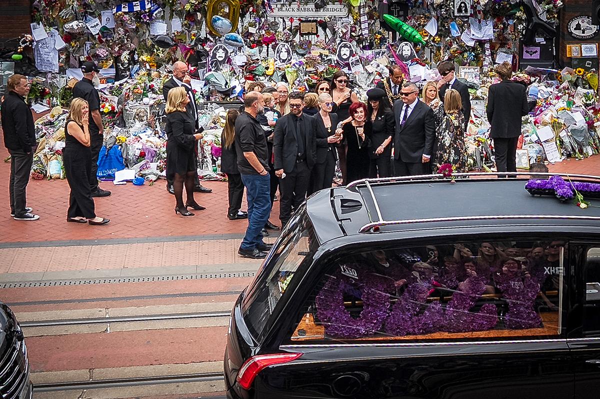 Sharon Osbourne, Jack Osbourne, Kelly Osbourne and Aimee Osbourne view tributes to the late Ozzy Osbourne from fans at Black Sabbath Bench and Bridge as his funeral cortege travels through his home city of Birmingham on July 30, 2025 in Birmingham, England. Sharon Osbourne, Jack Osbourne, Kelly Osbourne and Aimee Osbourne view tributes to the late Ozzy Osbourne from fans at Black Sabbath Bench and Bridge as his funeral cortege travels through his home city of Birmingham on July 30, 2025 in Birmingham, England.