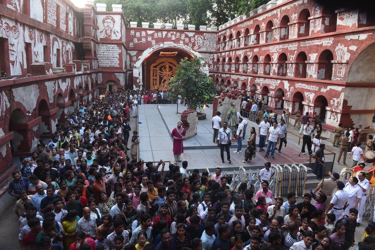 Suruchi Sangha pandāls Kolkata dienvidos ar Bengālijas bengāļu valodas un kultūras vēstures tēmu.