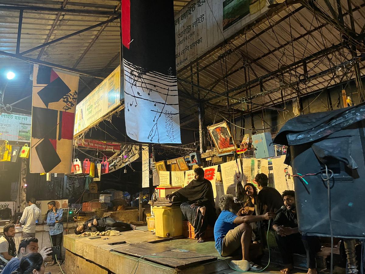 For three days, as many as 31 new paintings by Kolkata-based postmodernist artist Hiran Mitra were put up at various spots in the fish market at Kalibabur Bazar.