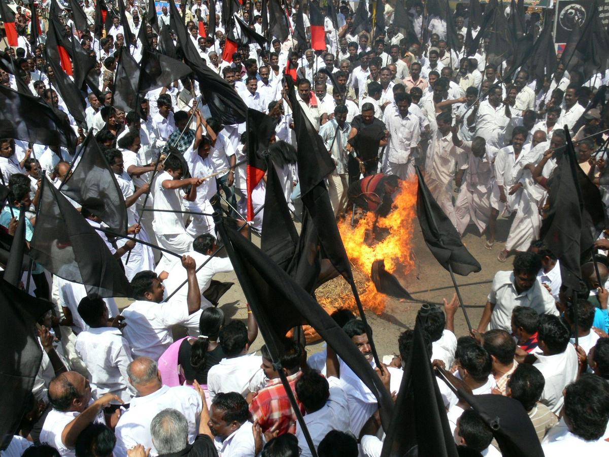 DMK cadres burning the effigy of Ram Vilas Vedanti. File