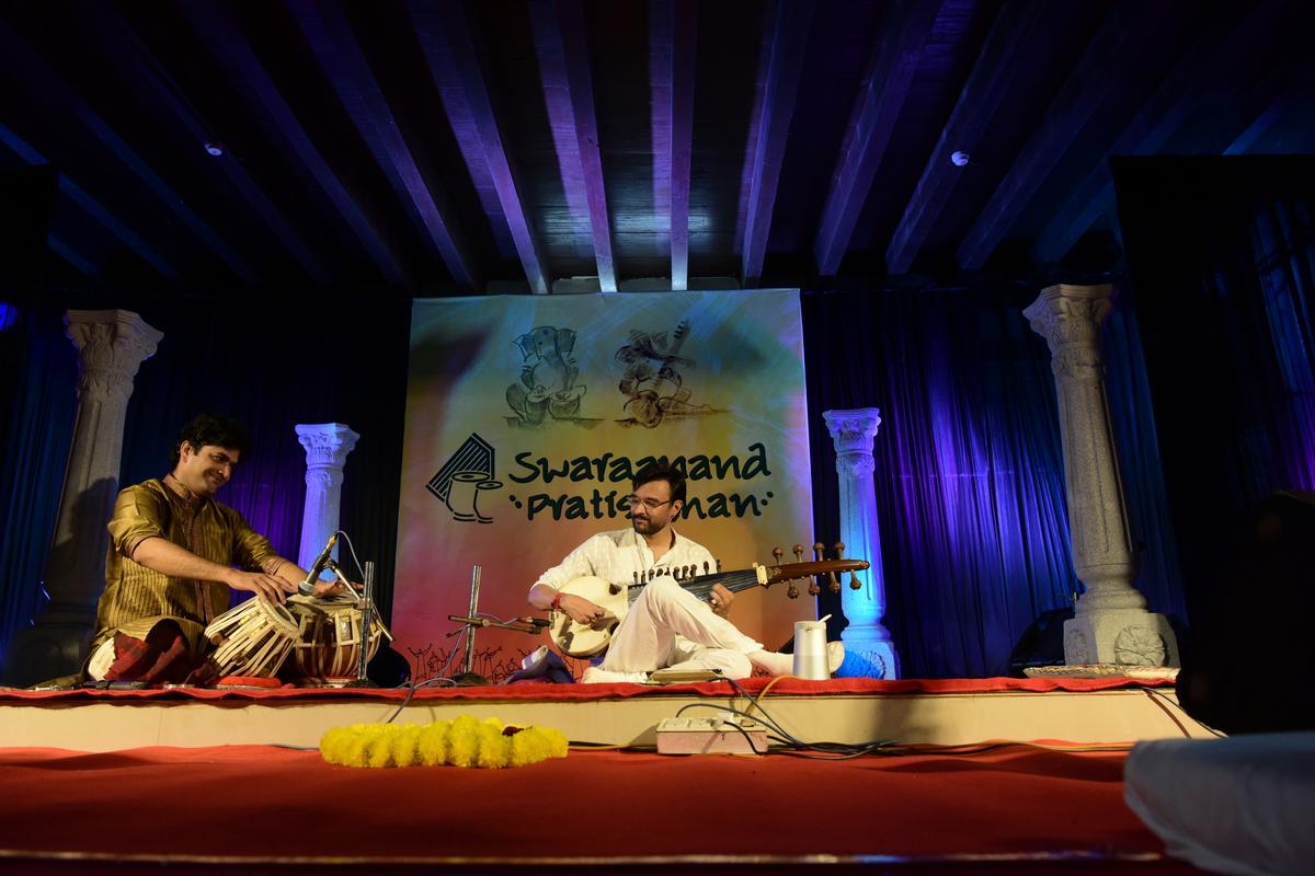 Sarod tocando por Abhishek Borkar durante um festival de música noturno organizado por Swaranand Pratisthan.