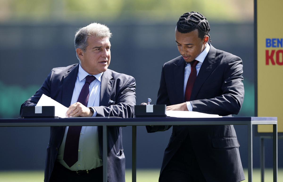FC Barcelona President Joan Laporta with new signing Jules Kounde sign contracts during the defender’s unveiling on August 1, 2022