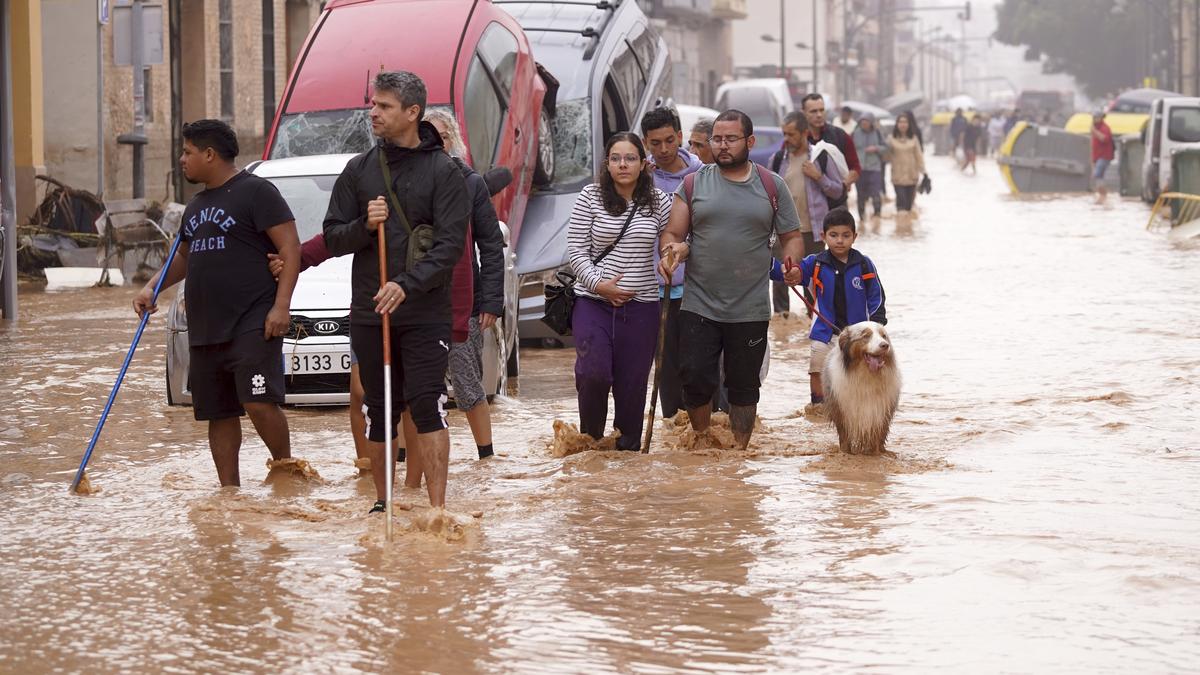 स्पैनिश अधिकारियों ने विनाशकारी बाढ़ से कम से कम 51 लोगों के मरने की रिपोर्ट दी है