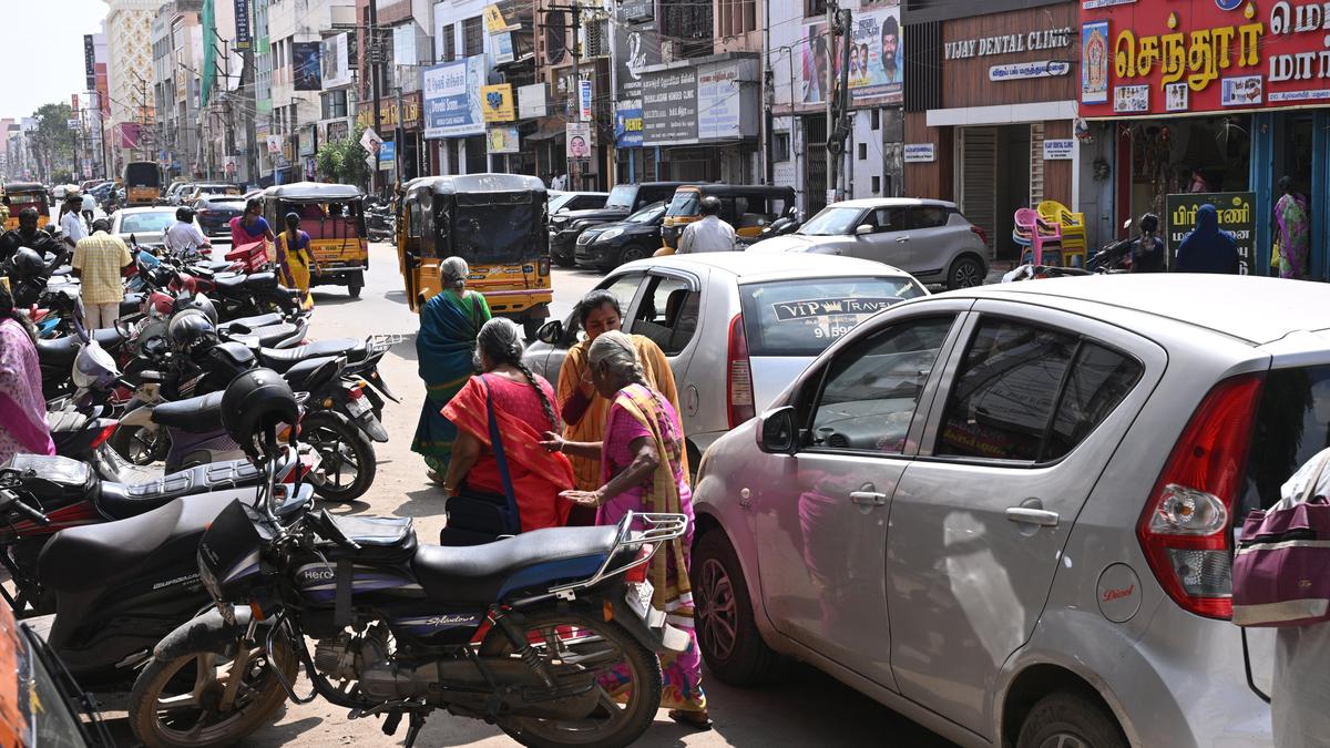 Unauthorised parking of vehicles makes East Veli Street chaotic