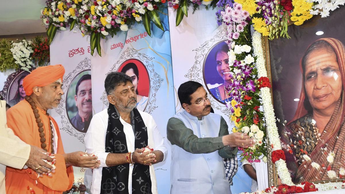 Avva Award presented in Hubballi to achievers